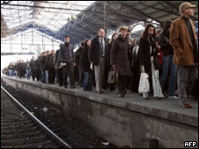 Pasajeros a la espera de tren en estación parisina