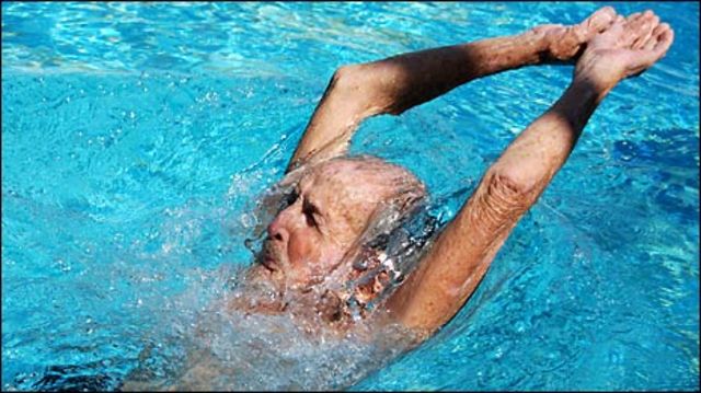 Ramón Cordobés. nadador cubano de 96 años