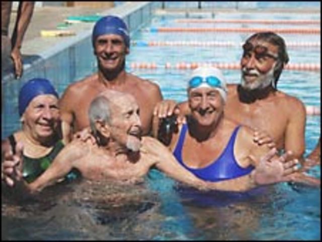 Ramón Cordobés, nadador cubano de 96 años