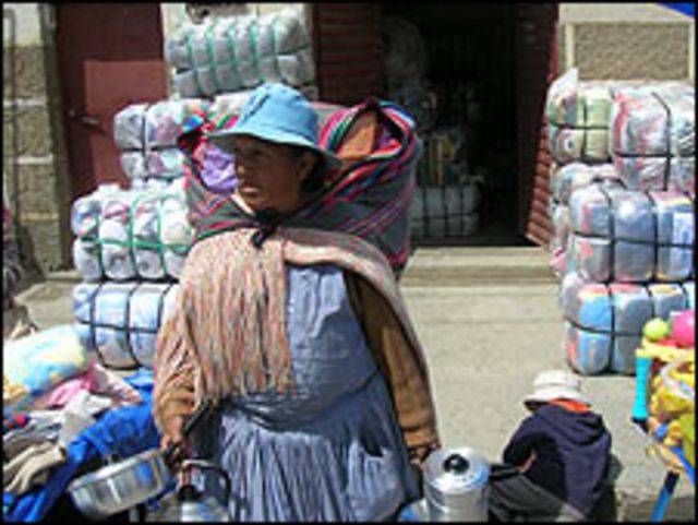 El negocio de lo usado florece en Bolivia - BBC News Mundo