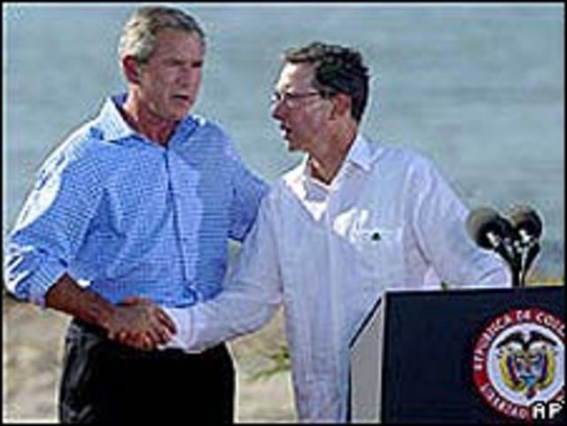 George W. Bush y Álvaro Uribe