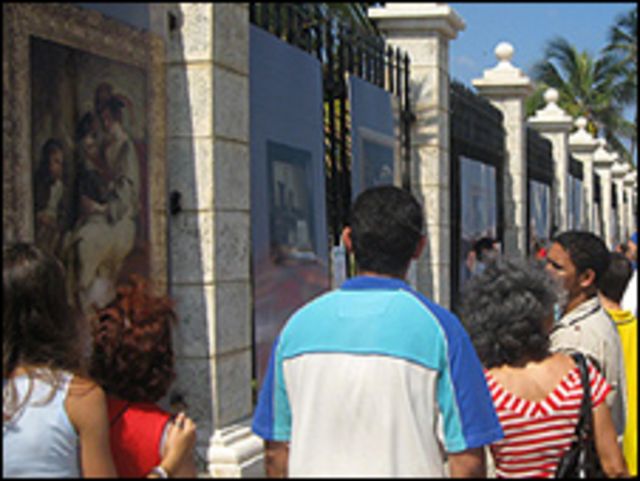 Personas en la Avenida del Puerto de La Habana
