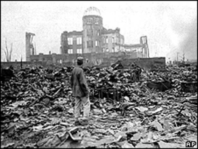 Hombre sobre los escombros de Hiroshima.