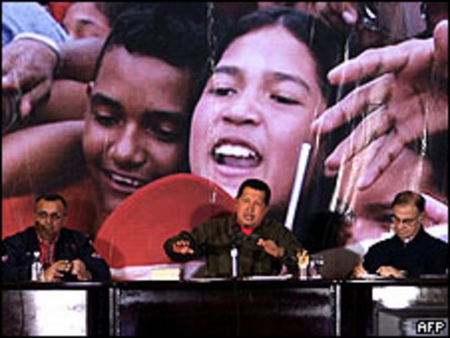 Hugo Chávez junto al vice presidente de Venezuela, Ramón Carrizalez (izq.) y ministro de Finanzas Ali Rodríguez