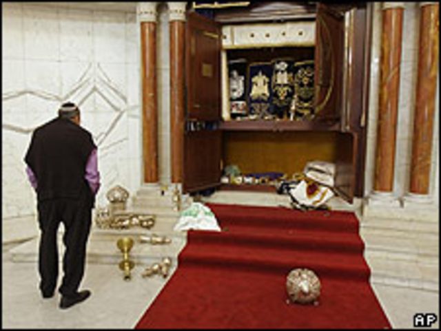 Foto de archivo de enero 31, 2009, un miembro de la comunidad judía observa los destrozos causados a la sinagoga en Caracas