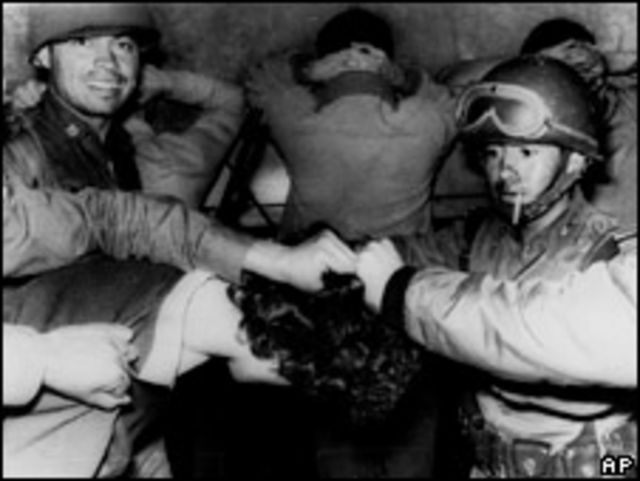 Policía detiene a estudiante en la Plaza de las Tres Culturas en 1968