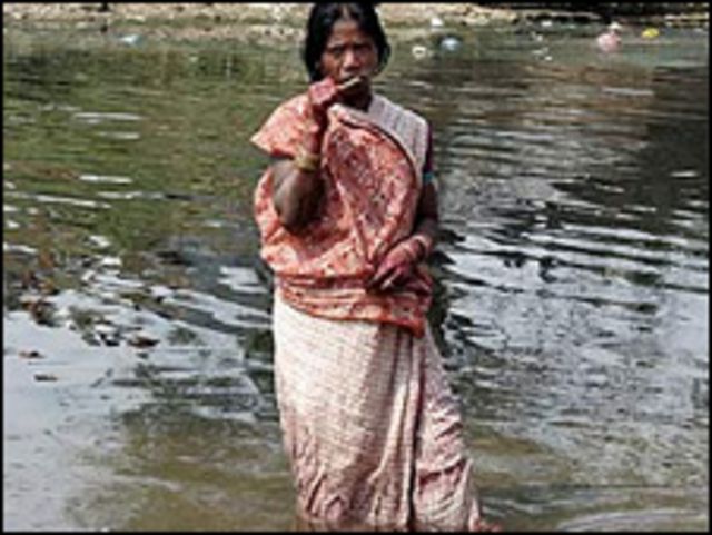 Mujer india en un río