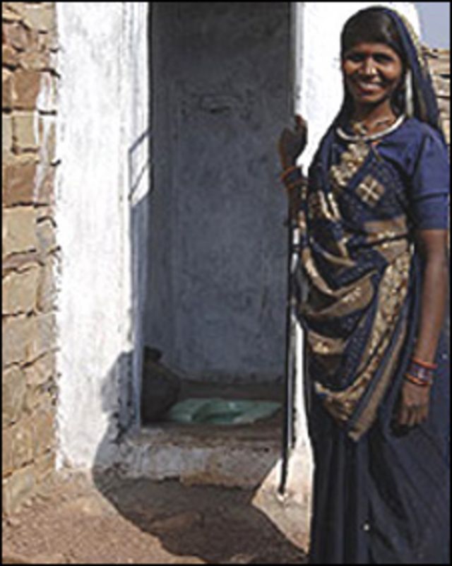 Mujer india frente a servicio sanitario