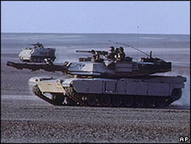 Tanque Abrams M1 en el desierto Arabia Saudita durante primera guerra del Golfo Pérsico 