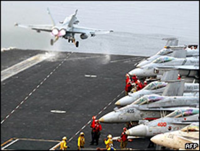Avión caza Super Hornet despega desde el portaaviones USS John C. Stennis en el Golfo de Omán en 2007