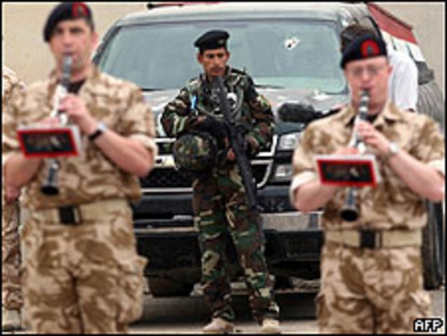 Soldados británicos y soldado iraquí