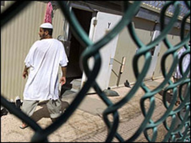 Imagen emitida por el ejército de EE.UU. en la que se ve un detenido en el campo de detención número 4 de Guantánamo.  Foto de archivo: Nov. 2008