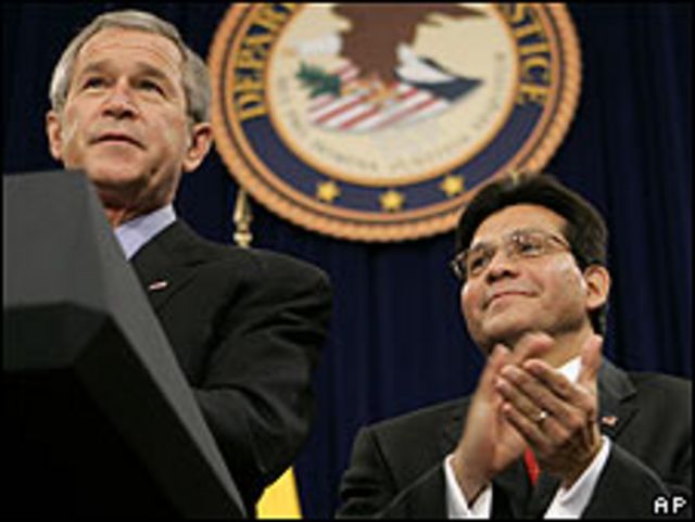 George W. Bush (izq.) y Alberto Gonzáles