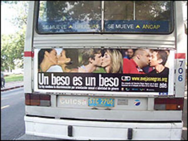 Autobús con publicidad a favor de los derechos de los homosexuales en Uruguay