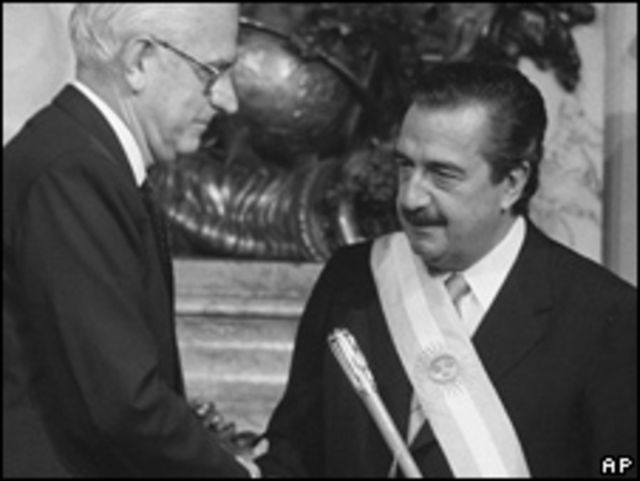 Ex presidente Alfonsín asume la presidencia en 1983.