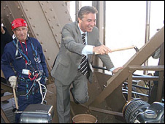 El presidente de la sociedad de explotación de la Torre Eiffel, Jean-Bernard Bros, le da la primera pincelada al monumento