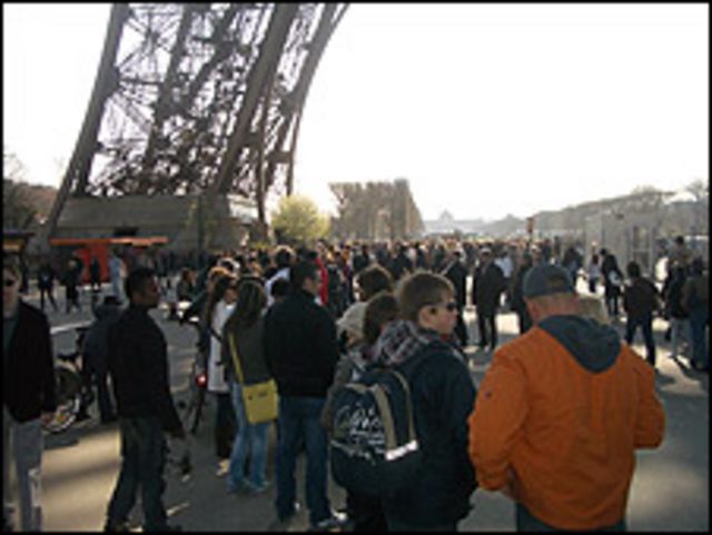 Turistas en la Torre Eiffel