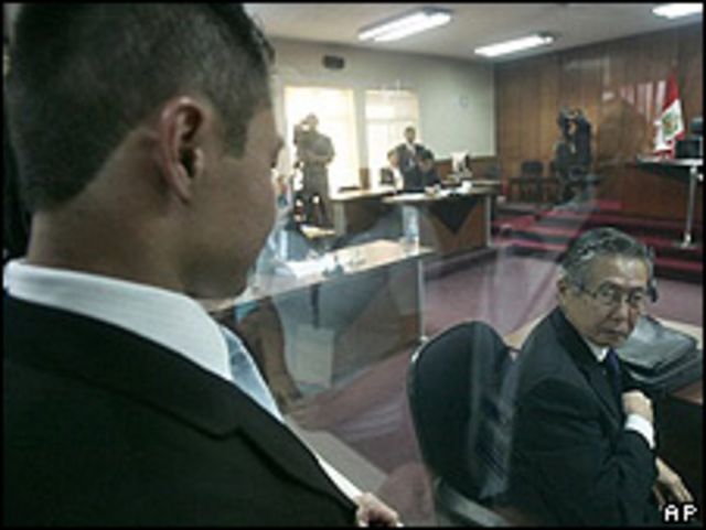 Alberto Fujimori mira a su hijo Kenji