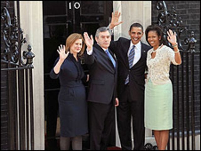 Gordon Brown y su esposa Sarah (izq.), Barack Obama y su esposa Michelle (der.)