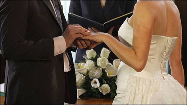 Una pareja casándose