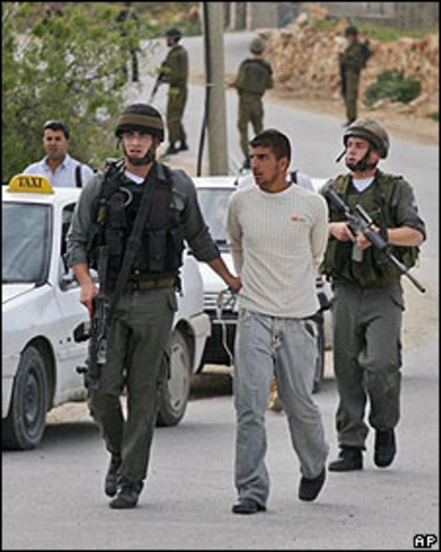 Un palestino es detenido por fuerzas israelíes en Cisjordania