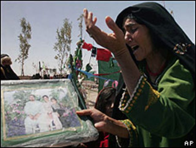 Una mujer llora la muerte de su familia tras un ataque de las tropas de Estados Unidos, en septiembre de 2008
