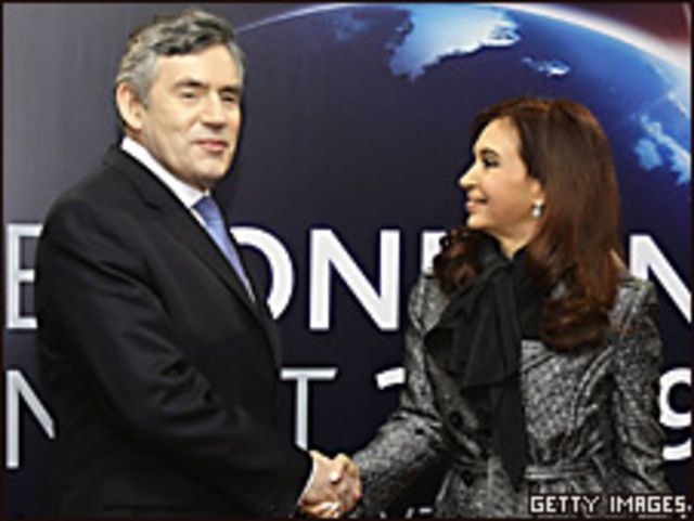 Cristina Fernández (der.) y Gordon Brown