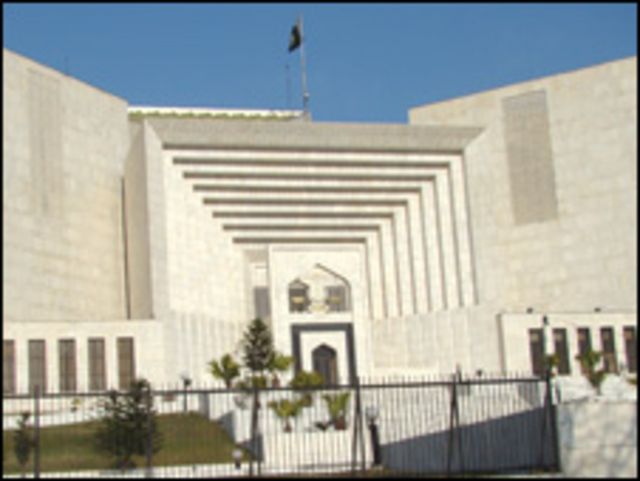 سپریم کورٹ کی عمارت کے باہر لوگ پریشانی کے عالم میں نظر آ رہے تھے