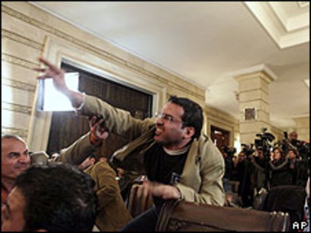 Muntadar al-Zaidi arrojando su zapato a Bush.