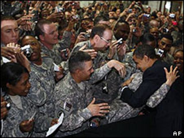 Obama, con los soldados estadounidenses en la base Camp Victory.