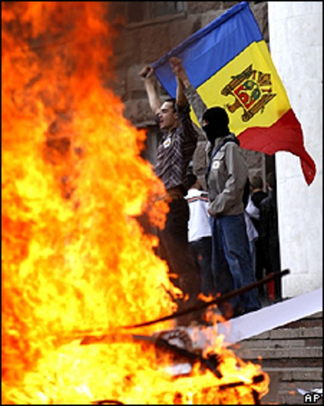 Manifestantes a las afueras del Parlamento de Moldavia, en Chisinau