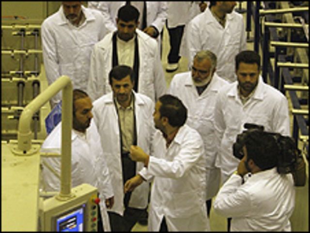  El presidente de Irán, Mahmoud Ahmadinejad, en una planta de Isfahan