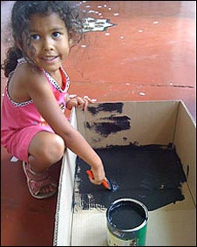 Niña pinta caja solar