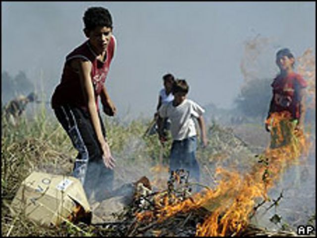 Residentes de Chaco quemando pastizales y cajas para combatir el dengue.