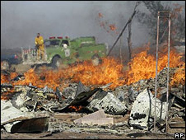 Bomberos tratan de extinguir el fuego en una ciudad de Texas el 10 de abril.