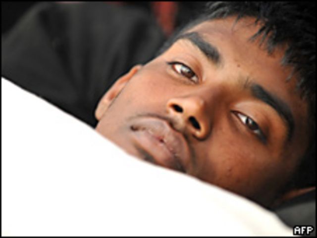 Un joven de Sri Lanka en huelga de hambre frente al parlamento británico (9 de abril de 2009)