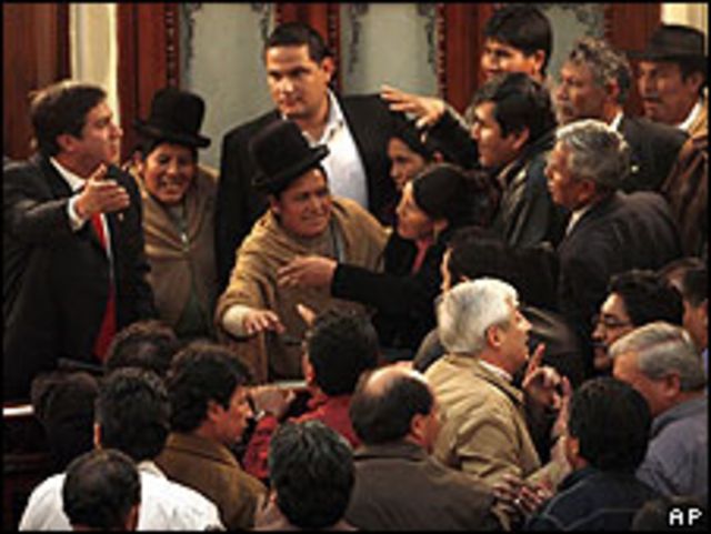 Ánimos exaltados en el Congreso de Bolvia durante negociaciones