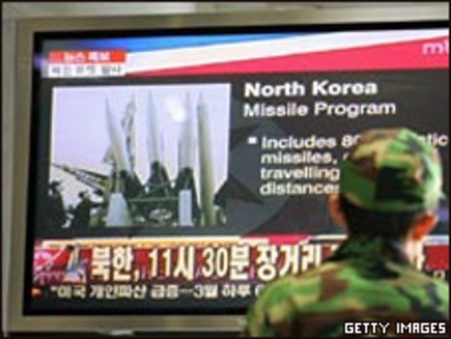 Soldado de Corea del Sur observa lanzamiento