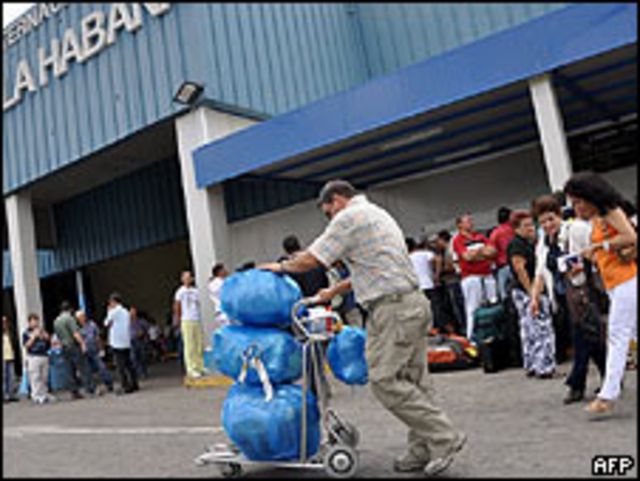 Cubanos residentes en Estados Unidos llegan a la Habana.