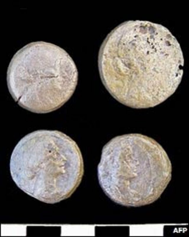 Monedas con la imagen de Cleopatra halladas en el templo de Taposiris