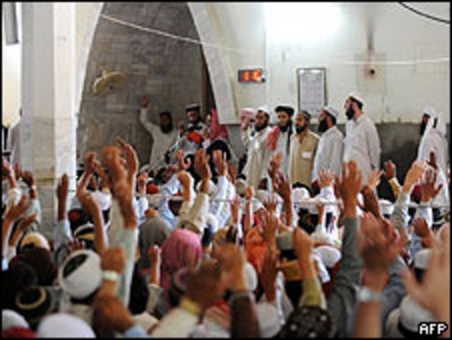El clérigo radical, Maulana Abdul Aziz, (sujetando el micro) en la Mezquita Roja de Islamabad, 17 abril 2009