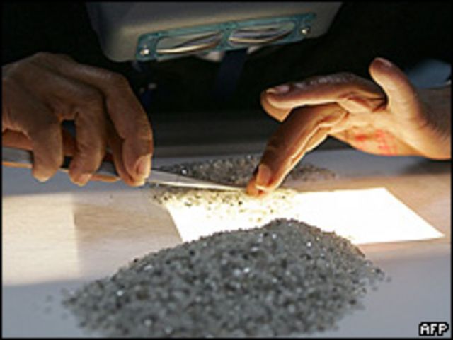 Analizando diamantes en Botsuana