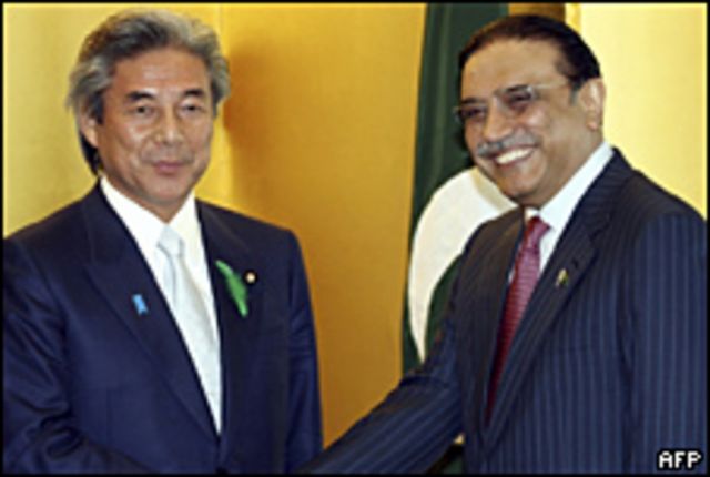 Asif Ali Zardari y  Hirofumi Nakasone 