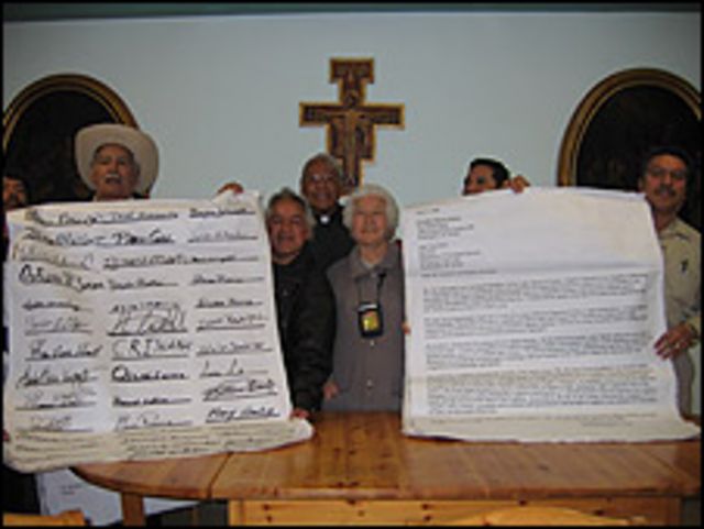 Cartas con las firmas (Foto: Carlos Ceresole).