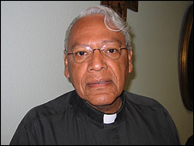 Padre Richard Estrada (Foto: Carlos Ceresole).
