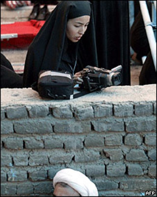 Roxana Saberi filmando en Irán (2003)