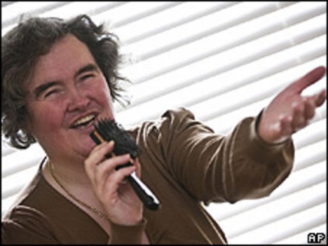 Susan Boyle cantando con un cepillo de micrófono