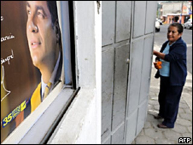 Una mujer se para frente a un póster del presidente Rafael Correa, en Quito