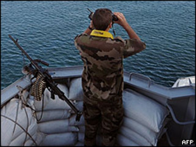 Soldado supervisa la fragata francesa Nivose, con sospechosos de pirateria a bordo