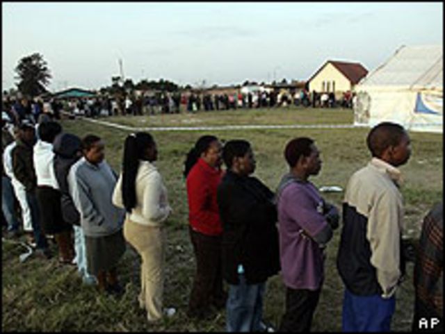 Sudafricanos haciendo cola para votar.